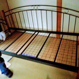金属のパイプベッド