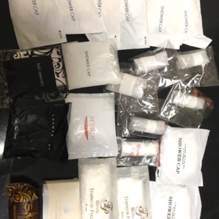 使い捨て櫛10円ブラシ20円、シャワーキャップ30個の画像