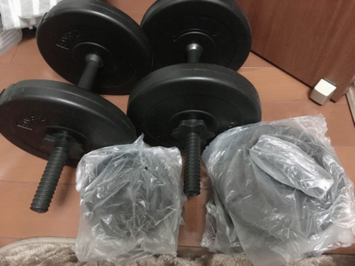 懸垂、腕立て 、腹筋など、、、それとダンベルセットも