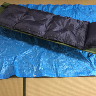 コット(アウトドアベッド)とインフレータブルマットの画像