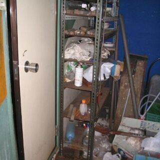 スチール棚　４本の柱が4ｃｍｘ6ｃｍですので重い物大丈夫です。棚追加できます。分解すれば車に入ります。の画像