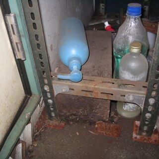 スチール棚　４本の柱が4ｃｍｘ6ｃｍですので重い物大丈夫です。棚追加できます。分解すれば車に入ります。の画像