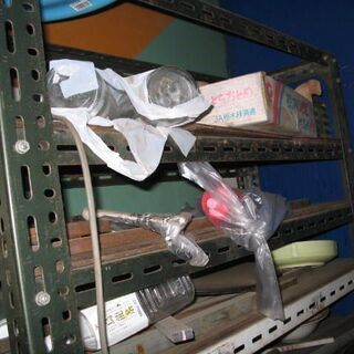 スチール棚　４本の柱が4ｃｍｘ6ｃｍですので重い物大丈夫です。棚追加できます。分解すれば車に入ります。の画像