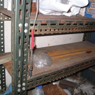 スチール棚　４本の柱が4ｃｍｘ6ｃｍですので重い物大丈夫です。棚追加できます。分解すれば車に入ります。の画像