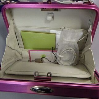 ZERO HALLIBURTON ゼロハリバートン　EXPRESSIONS　アルミ　ショルダーバッグ　ハンドバッグ　ピンク　￥30,580税込の画像