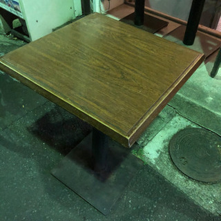木製の正方形テーブル✖️4の画像