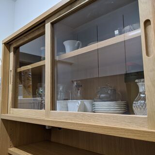 無印良品のオーク材カップボードとワゴン。