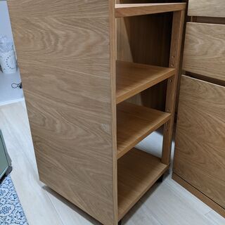 無印良品のオーク材カップボードとワゴン。