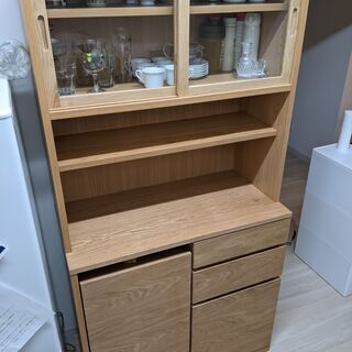 無印良品のオーク材カップボードとワゴン。