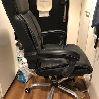 オフィスチェア レザー風  収納式足置付 ハイバック 枕付の画像