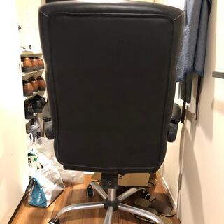 オフィスチェア レザー風  収納式足置付 ハイバック 枕付の画像