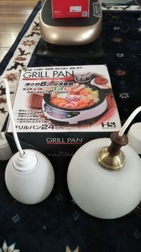 照明器具ふたつとIHクッキングヒーター、収納