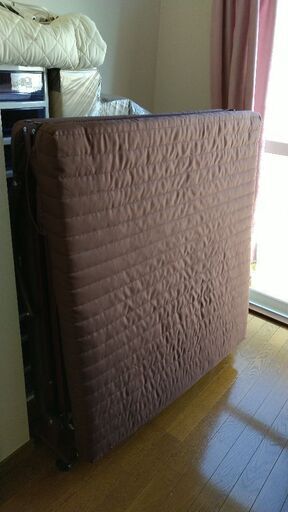 折りたたみのシングルベッドです。