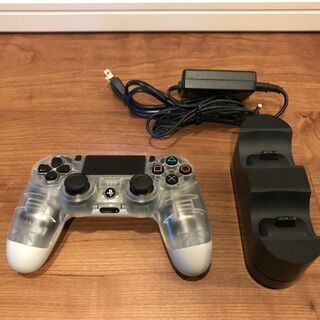 PS4 Pro（1TB）一式＋PS4コントローラ＋コントローラ充電スタンド（純正）の画像