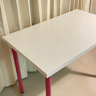 IKEAのテーブル　白×ピンクの画像