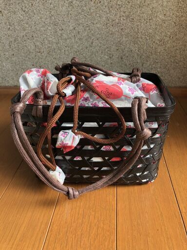 大人用　浴衣セット[黒地に花柄]　帯　下駄　かわいい収納カゴ付き
