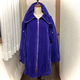 Pierre BALMAINピエールバルマン の青紫色のコートの画像