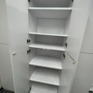 【お取り引き者が決定しています】大型収納本棚　ホワイト　壁面本棚(扉式・頑丈棚タイプ)の画像