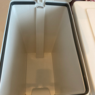 引取限定　45L ゴミ箱　2つの画像