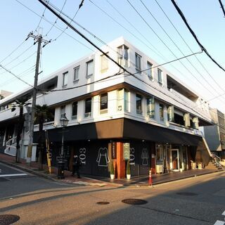 閑静な住宅街の駅前ビル角地１階　店舗・事務所・倉庫など色々とご相...