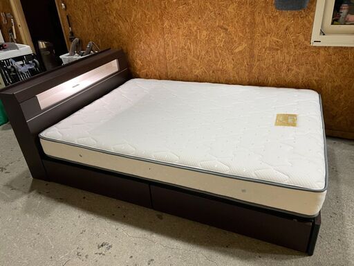 G0203　ダブルベッド（引き出し付き）。