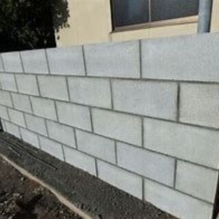 ブロック積みができる方を募集します、経験者のみ・車で来られる方限定　日給25,000円+ガソリン代1,000円：毎日合計26,000円を支給します　期間：2月8日（月）から12日（金）迄の画像