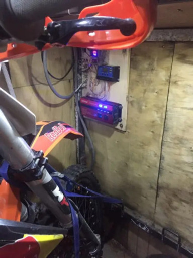 ソーラーパネル×2、ソーラーコントローラー、インバーター、LED照明