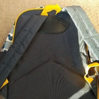 リュックです。お子様の遠足に。タテ３５ｃｍヨコ３０ｃｍ厚さは最大１２ｃｍ〈ポケット含まず〉の画像