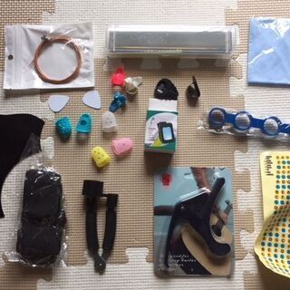 付属品が豊富に揃っている哀愁のアコーステック・ギター の画像