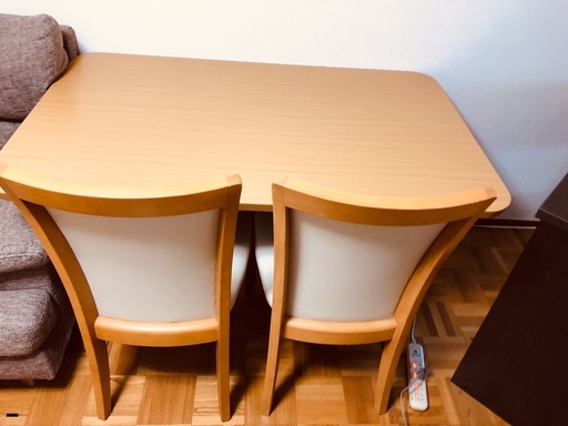 ニトリで買ったダイニングテーブル（椅子２個付き）