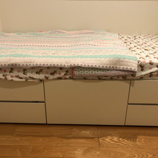 子供用ベッドとマットレスの画像