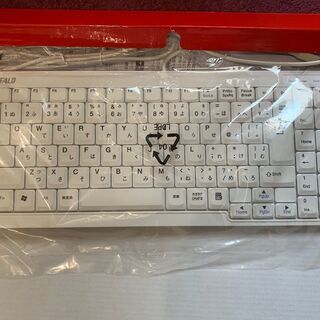★新品同様★ 2/10日まで　BUFFALO USB接続 有線スリムキーボード（テンキー付き） ホワイト 日本語配列の画像