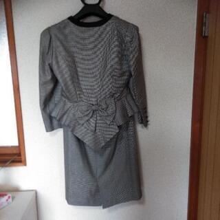 女性用スーツ、後ろに大きなリボン🎀があり、かわいいの画像