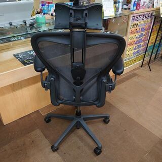 【商談中】【店舗同時販売中】ハーマンミラー アーロンチェア 2020年製  リマスタード Cサイズ フル装備 Atlas ヘッドレスト付　Herman Miller  グラファイト【店頭ご来店購入限定】の画像