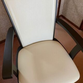 ニトリ　アーム付きの回転式　ダイニングチェア1脚の画像