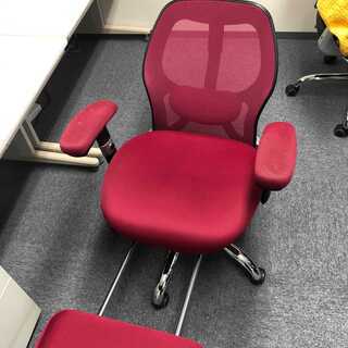 オフィスチェア　PCチェア　リモートワーク　椅子　イス　フットレスト　リクライニング　中古　ひじ掛け部分に汚れあり　①　の画像