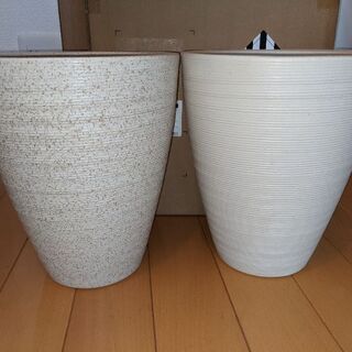 【値下げしました】白い陶器の植木鉢（8号鉢、直径24cm、底穴なし）売りますの画像