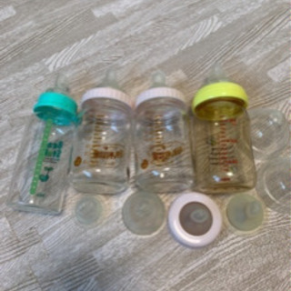 コンビ　レンジ煮沸除菌じょーずαに哺乳瓶4本付きの画像