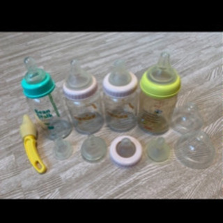 コンビ　レンジ煮沸除菌じょーずαに哺乳瓶4本付きの画像