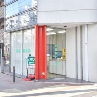 オフィスでの事務作業、専門スタッフのサポート業務
