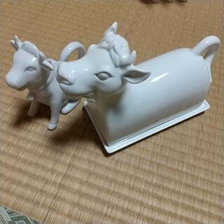 牛のバターサーバーとミルクサーバー