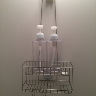 【2/13引取希望】無印良品 シャワーラック&プラスチック容器、ニトリ 伸縮吸盤タオルバーの画像