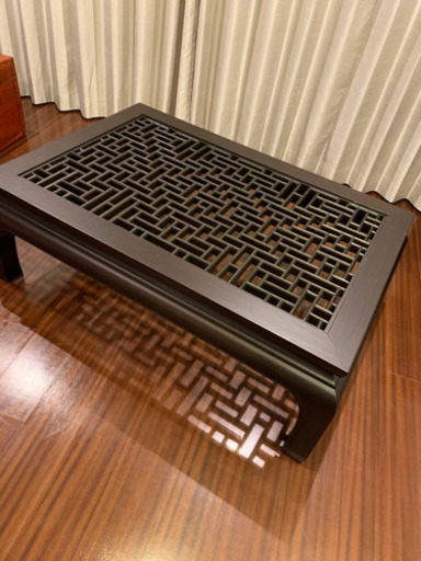 圧巻の美しい彫刻、ガラス天板付きリビングテーブル