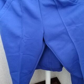 ブルーのアシックスのジャージセット新品です。の画像