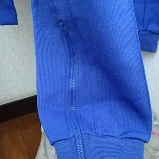ブルーのアシックスのジャージセット新品です。の画像