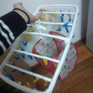 洗濯用ピンチとランドリーバスケットの画像