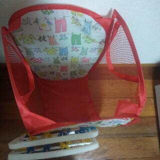 洗濯用ピンチとランドリーバスケットの画像