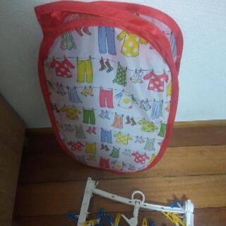 洗濯用ピンチとランドリーバスケットの画像