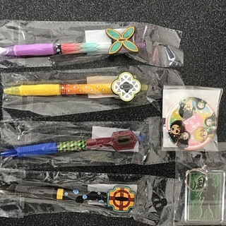 ボールペンと缶バッジのセット