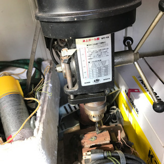 穴をあける機械。
